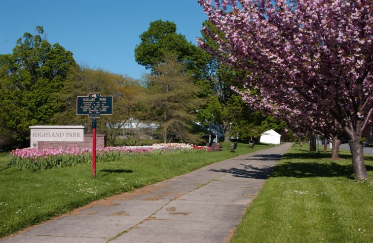 Picture Tulip Bed Highland Park, Site Of The Annual Lilac Festival. 24 hour fresh 4:53 p.m. May 12th 2004 POD. - Rochester NY Picture Of The Day from RocPic.Com spring summer fall winter pictures photos images people buildings events concerts festivals photo image at new images daily Rochester New York Fall I Love NY I luv NY Rochester New York Jan 2004 POD Winter view picture photo image pictures photos images