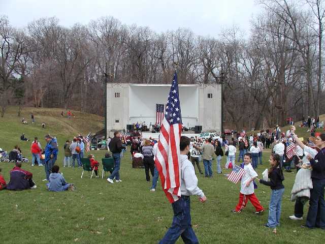 You are viewing REAL American families, bent on enjoying their freedom. Image 23 of 60  -  52 kB