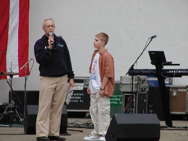 WHAM's Bill Lowe speaks with a Rochester area youth, about the young man's dad who is serving America in Iraq. Image 37 of 60  -  28 kB